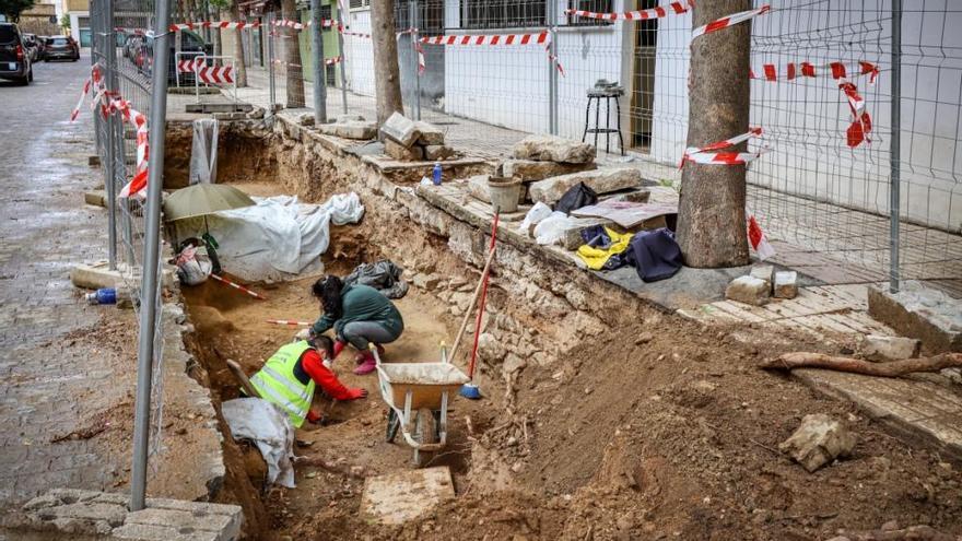 Hallan dos silos de época medieval islámica al soterrar contenedores