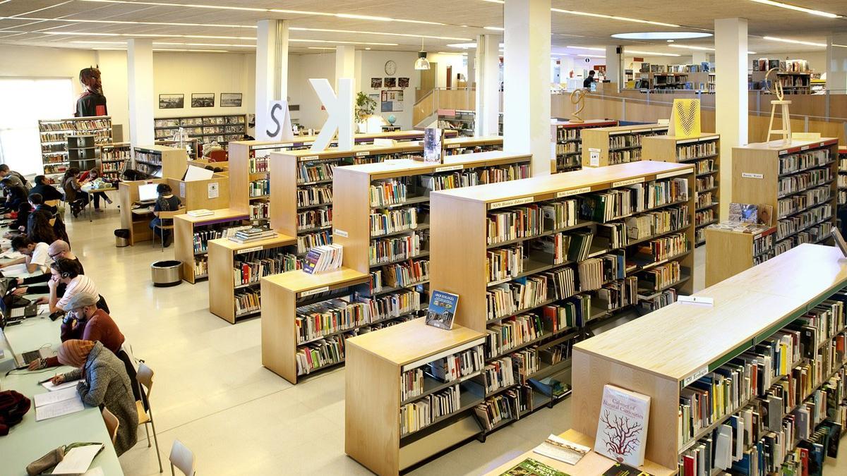 La biblioteca de Llefià, en Badalona, es una de las dos que ha tenido que cerrar por problemas con la calefacción