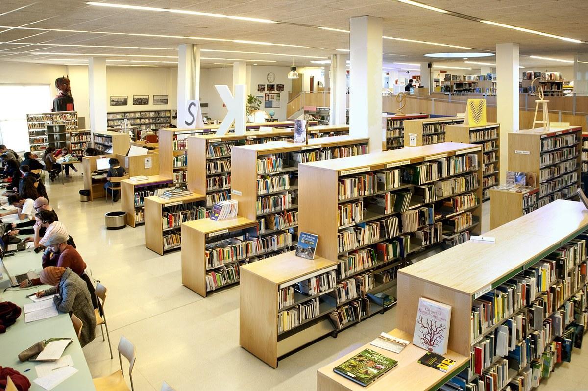 La biblioteca de Llefià, en Badalona, es una de las dos que ha tenido que cerrar por problemas con la calefacción