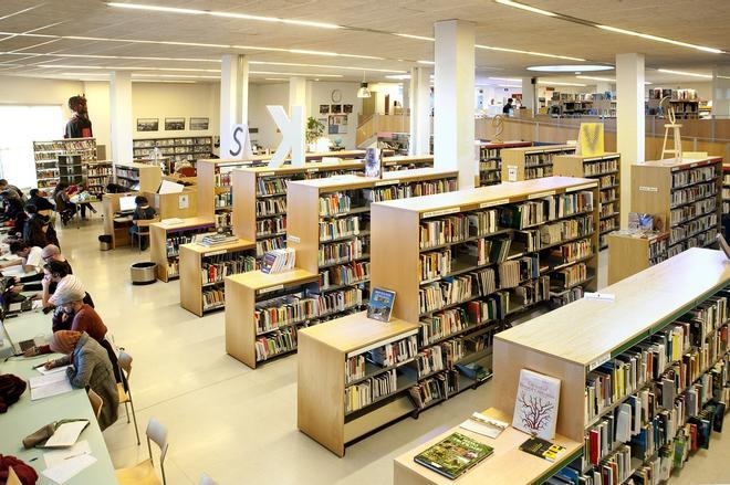 La biblioteca de Llefià, en Badalona, es una de las dos que ha tenido que cerrar por problemas con la calefacción