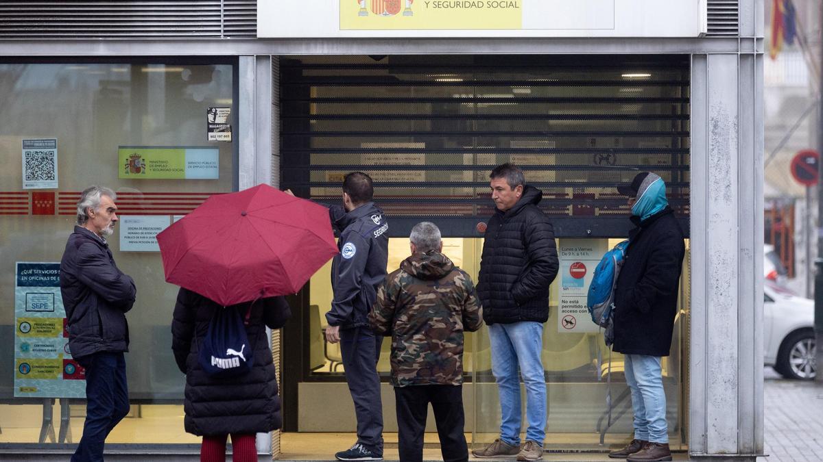 Varias personas esperan para entrar en una oficina del SEPE de Móstoles.