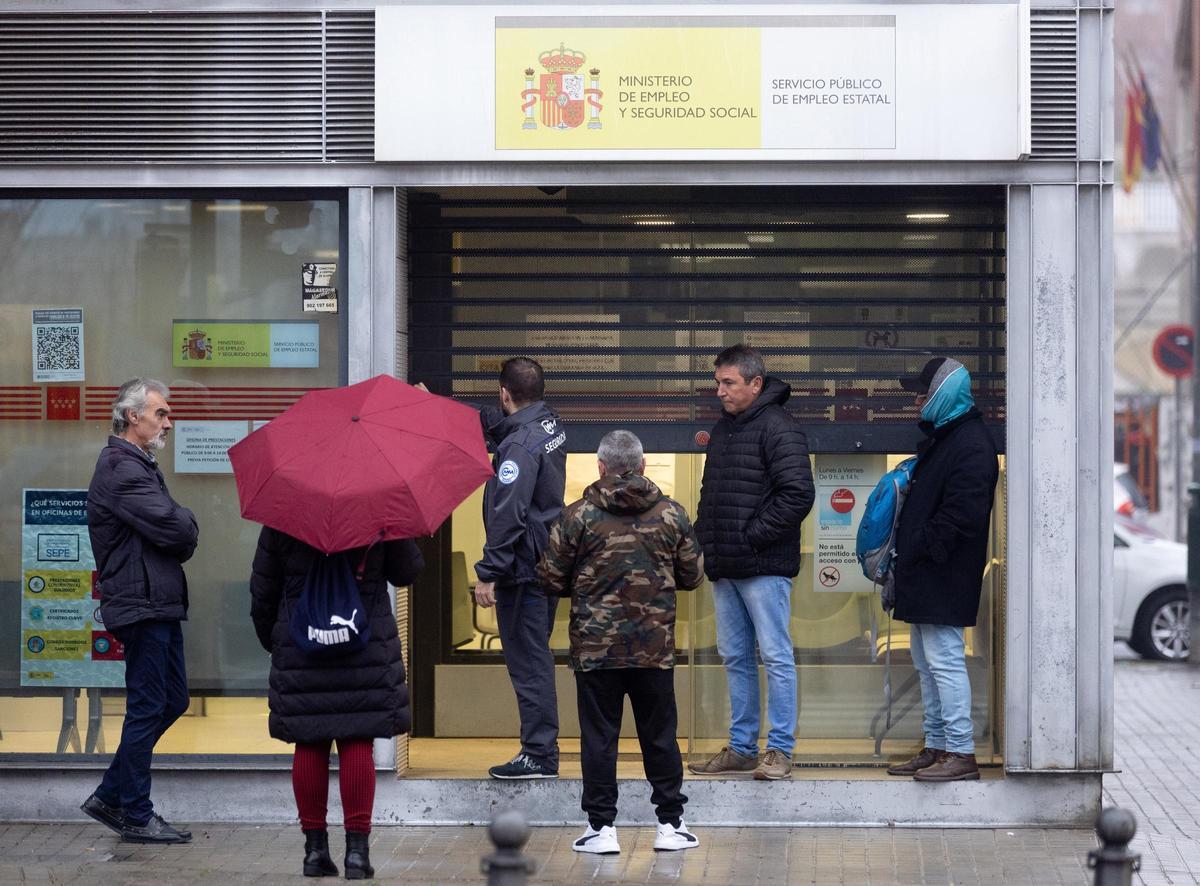 Archivo - Varias personas esperan para entrar en una oficina del SEPE de Móstoles, a 3 de enero de 2024, en Móstoles, Madrid (España). El paro registrado en las oficinas de los servicios públicos de empleo registró en 2023 un descenso de 130.197 personas