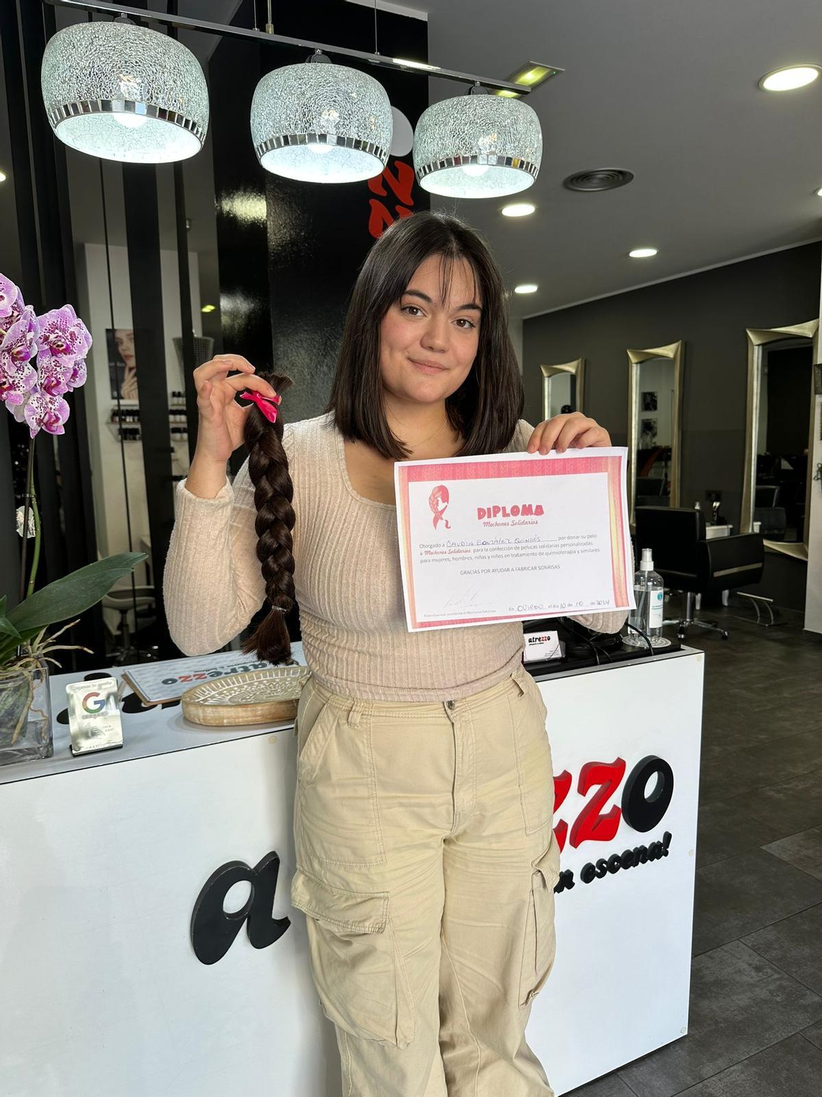 Claudia González, con la coleta que acaban de cortarle en la peluquería.