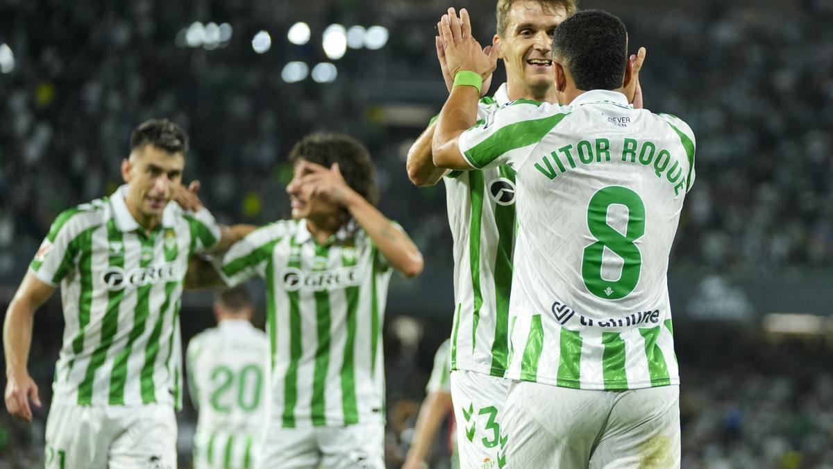 Vitor Roque del Real Betis celebra un gol durante el partido de fútbol de la liga española, La Liga EA Sports, jugado entre el Real Betis y el CD Leganés en el estadio Benito Villamarín el 13 de septiembre de 2024, en Sevilla, España.