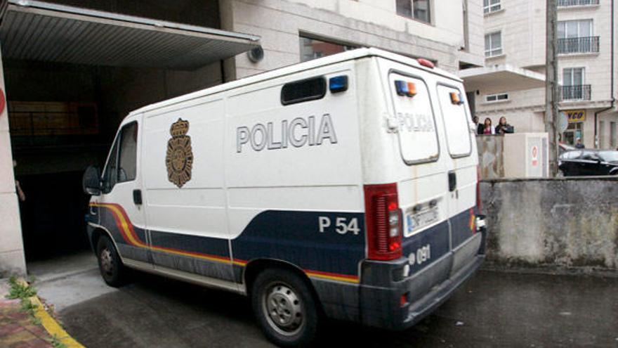 Furgón policial que ha trasladado hoy al juzgado de Instrucción número dos de Ferrol, a Óscar José Ferreño Fraga, el presunto autor del asesinato de su exnovia Iria García Bouza el pasado lunes en Narón.