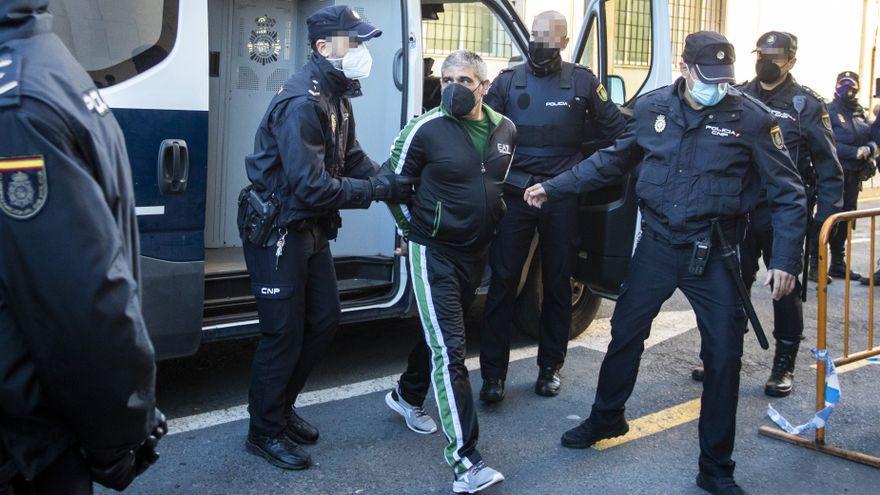 Bernardo Montoya, a su entrada a la Audiencia de Huelva el primer día del juicio.