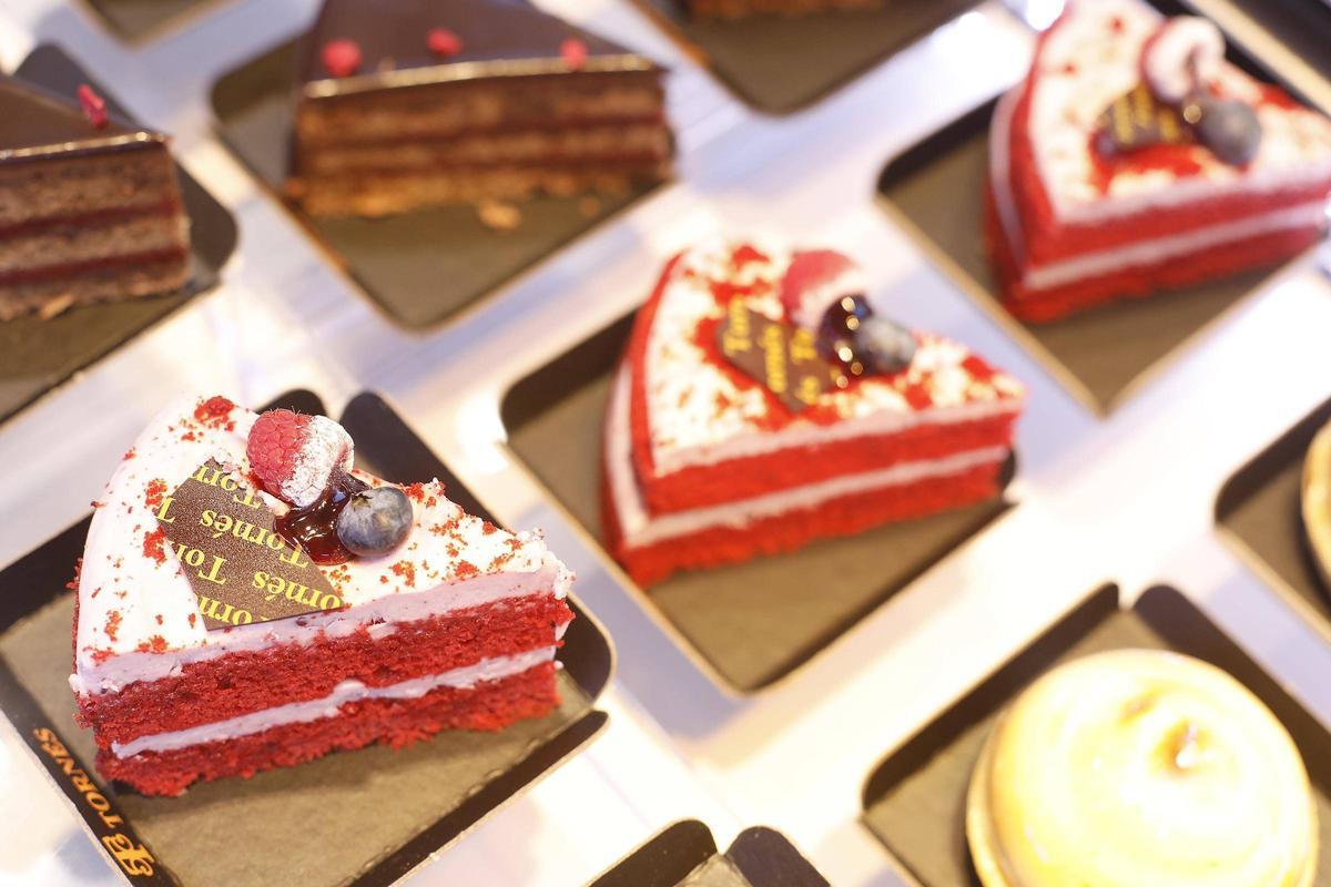 Porcions de pastissos en un aparador de la pastisseria Tornés de Girona.