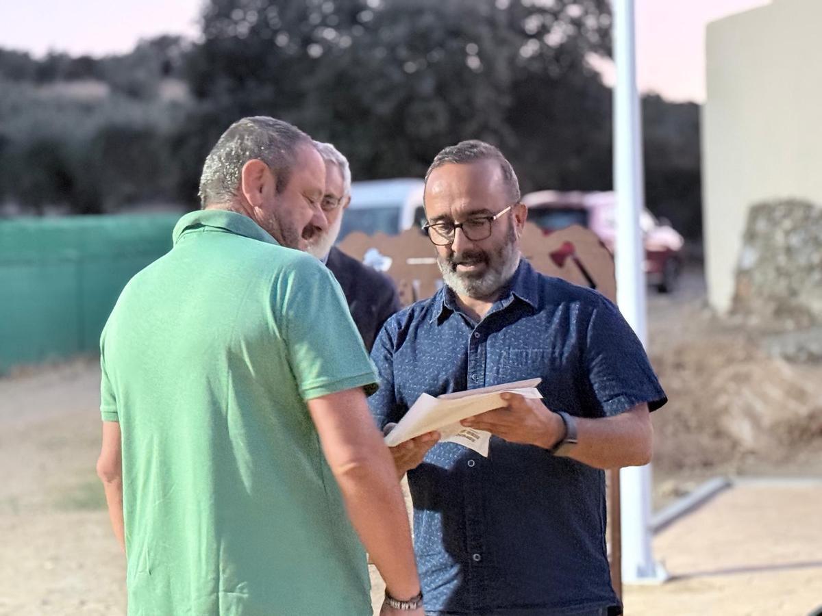 Alcuéscar inaugura el Rincón del Corchero para honrar su legado artesanal y sus generaciones