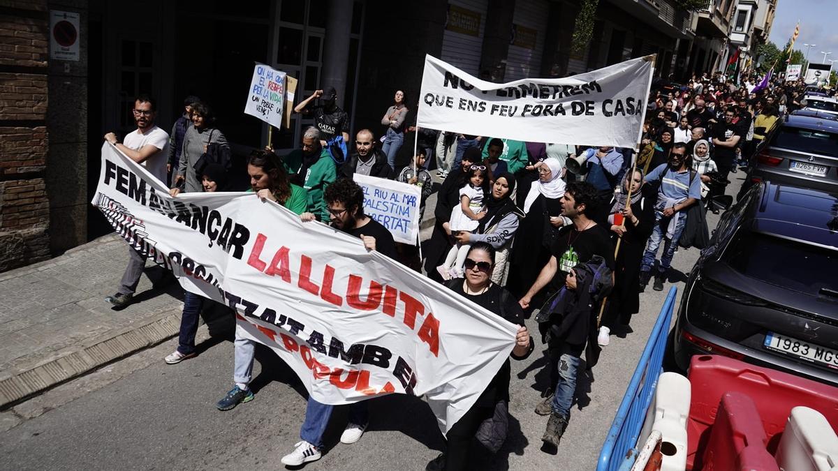 La capçalera de la manifestació de l'1 de maig a Manresa sota el lema "Fem avançar la lluita"