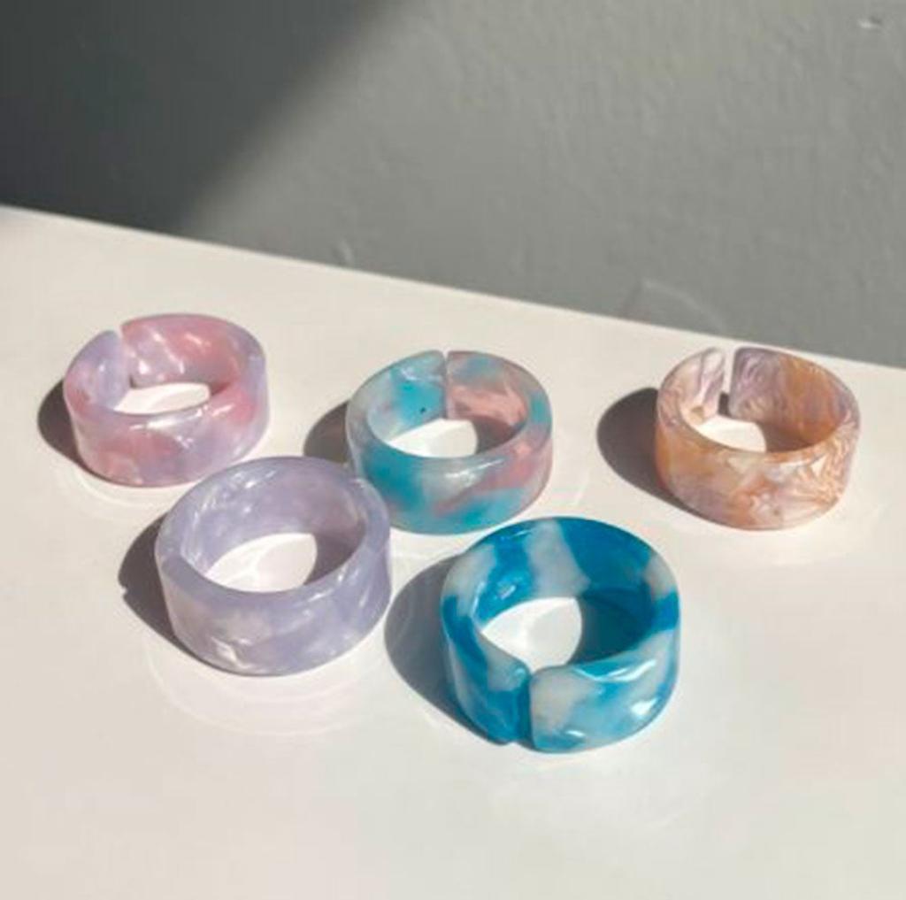 Anillos resina 'tie-dye' de Aliexpress (precio: 2,11 euros)