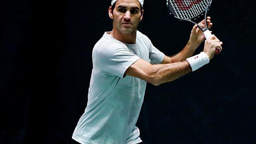 Federer entrenó ayer en París para preparar su debut hoy ante Raonic.