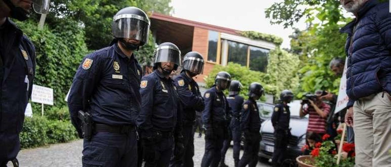 Derribo de la vivienda bajo protección de decenas de policías en 2015. // FdV/ B. Lorenzo