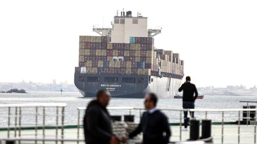 Un carguero cruza el canal de Suez.