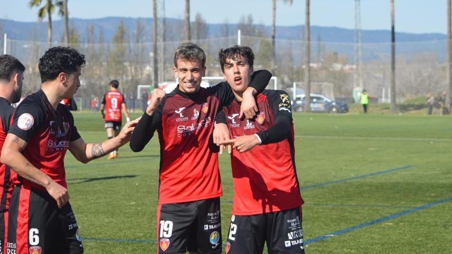 Los futbolistas del Salerm Puente Genil celebran su gol ante el Córdoba CF B.