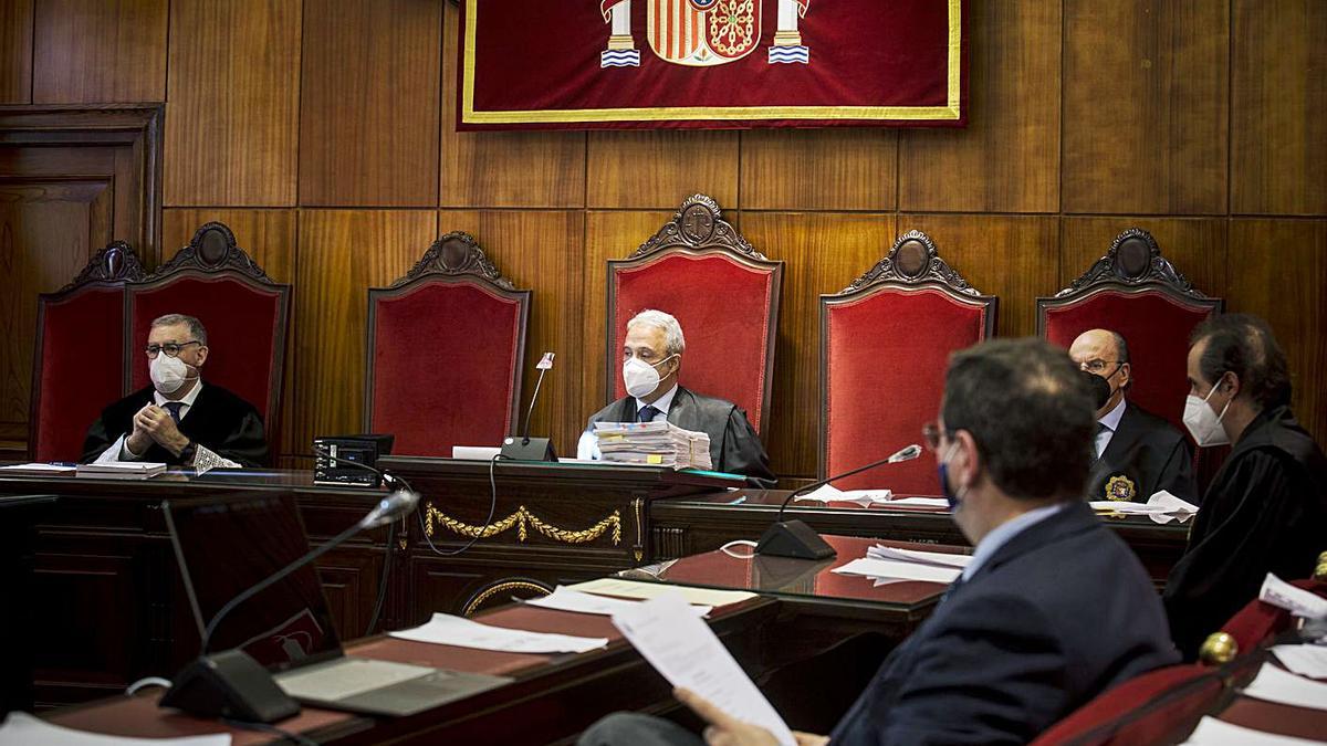 Al fondo, los magistrados Ignacio Vidau, Jesús María Chamorro y José Ignacio Villamil, junto al abogado del Estado y el fiscal de violencia de género de Gijón, Lorenzo Bodas. | Irma Collín