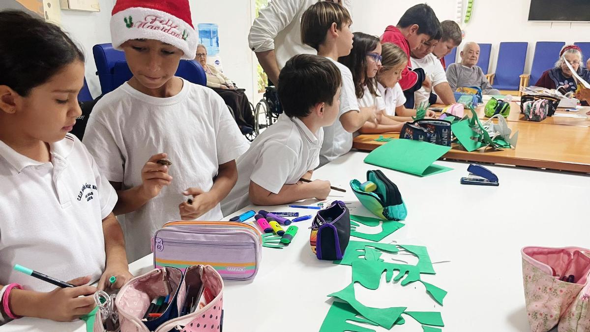 Tres colegios de Agüimes ayudan en la decoración navideña de la Residencia de Mayores