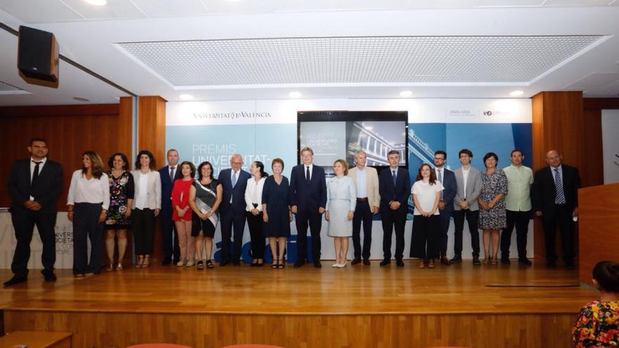 Los galardonados posan al final del acto junto a los representantes públicos, ayer, en la sede de la Fundación Adeit de la Universitat de València.
