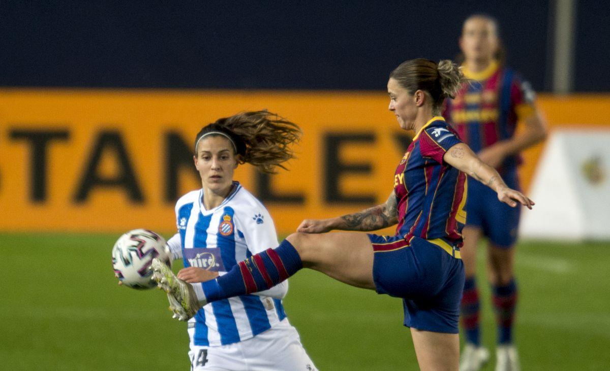 Mapi León se anticipa a Laura Fernández durante el partido de liga entre el FC Barcelona y el RCD Espanyol en el Camp Nou el 1/6/2021. Se cumplen 50 años de la celebración del primer partido de la sección azulgrana de fútbol femenino en el estadi. Mapi León se anticipa a Laura Fernández durante el partido de liga entre el FC Barcelona y el RCD Espanyol en el Camp Nou el 1/6/2021. Se cumplen 50 años de la celebración del primer partido de la sección azulgrana de fútbol femenino en el estadi.