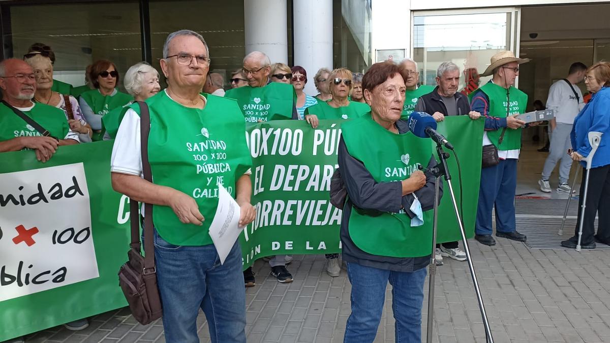Integrantes de la plataforma este martes en la puerta del hospital