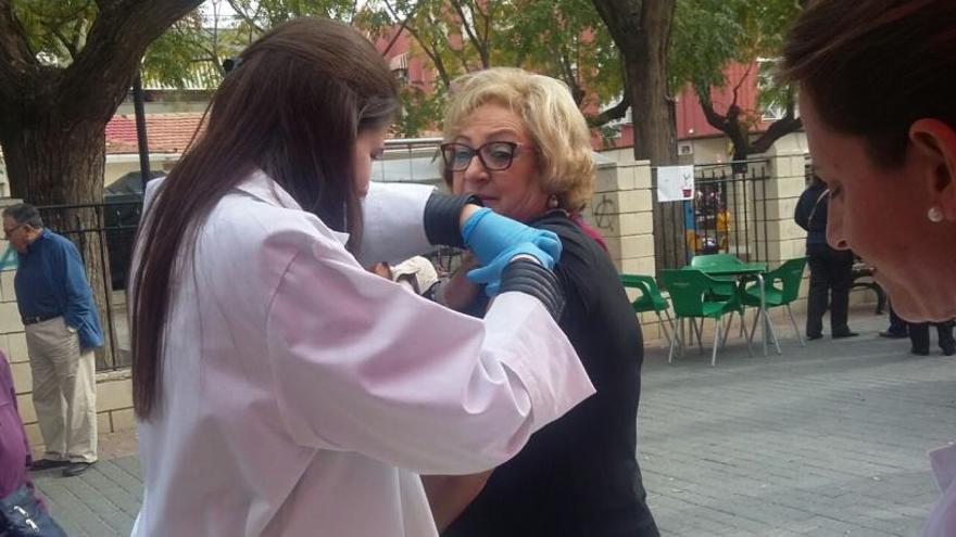 Las enfermeras salen a la calle para vacunar contra la gripe