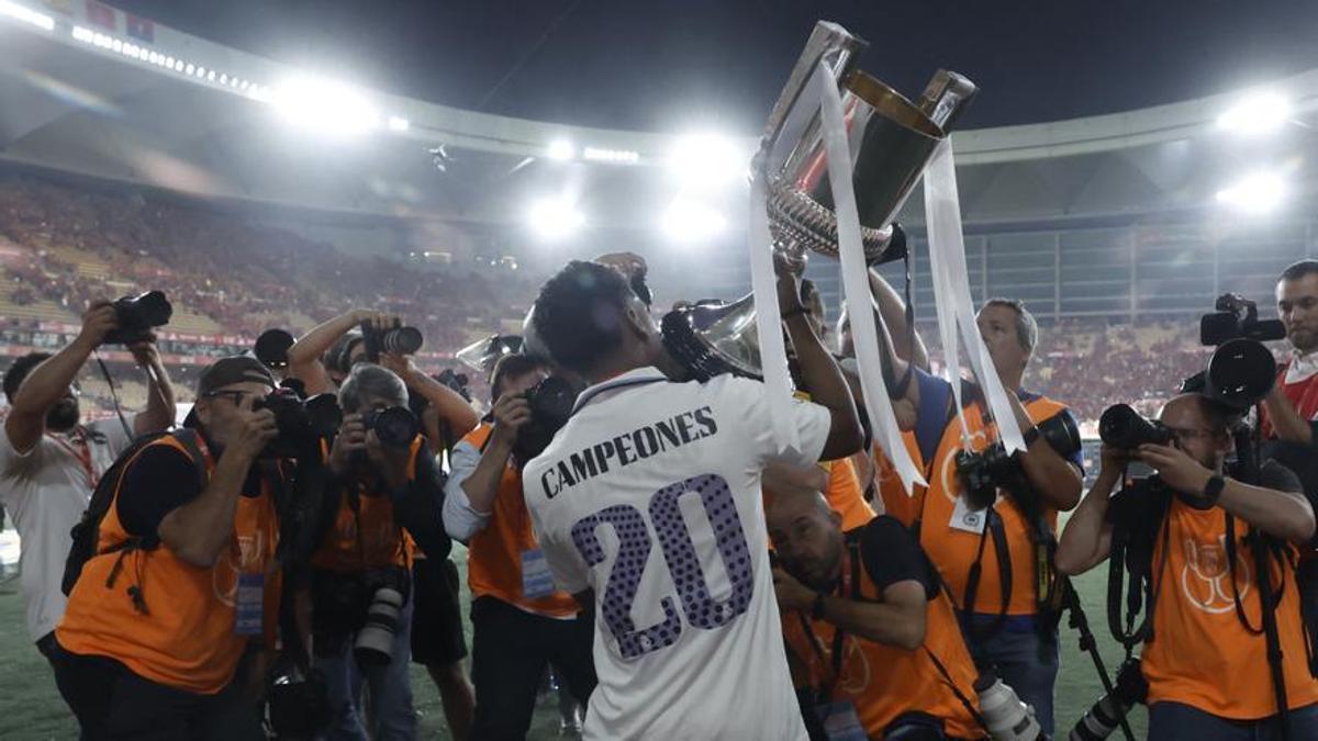 Rodrygo posa con la Copa y con la camiseta del 20º título de Copa.