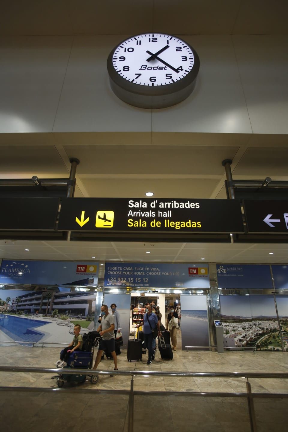 Llegada de turistas al aeropuerto y la estación de Adif en Alicante