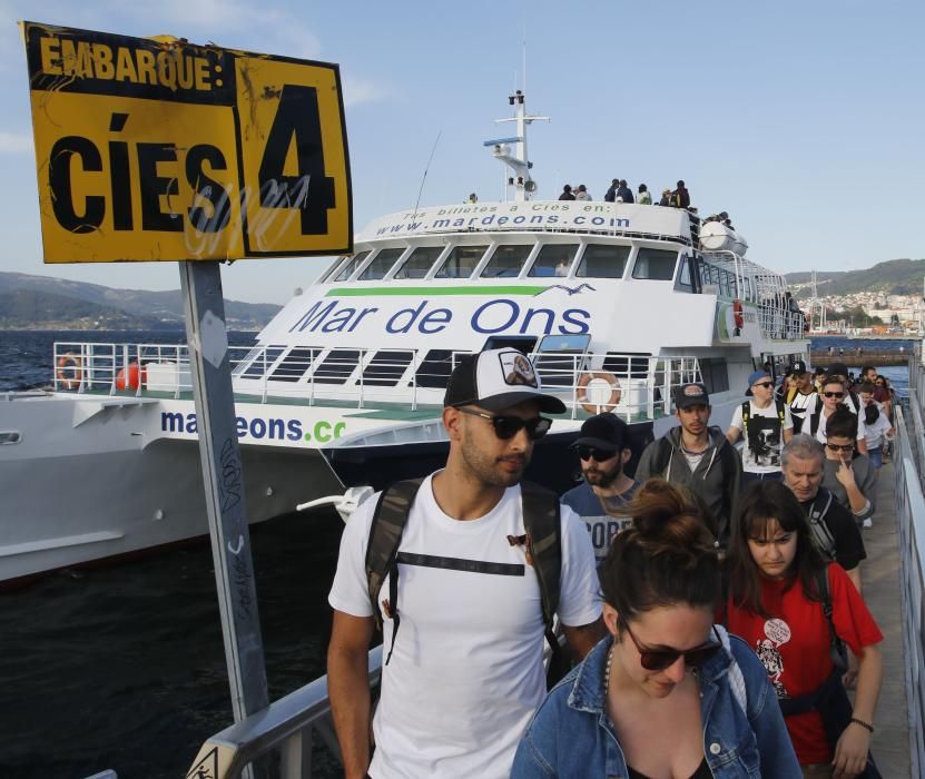 Viajeros embarcan con destino Cíes // Alba Villar