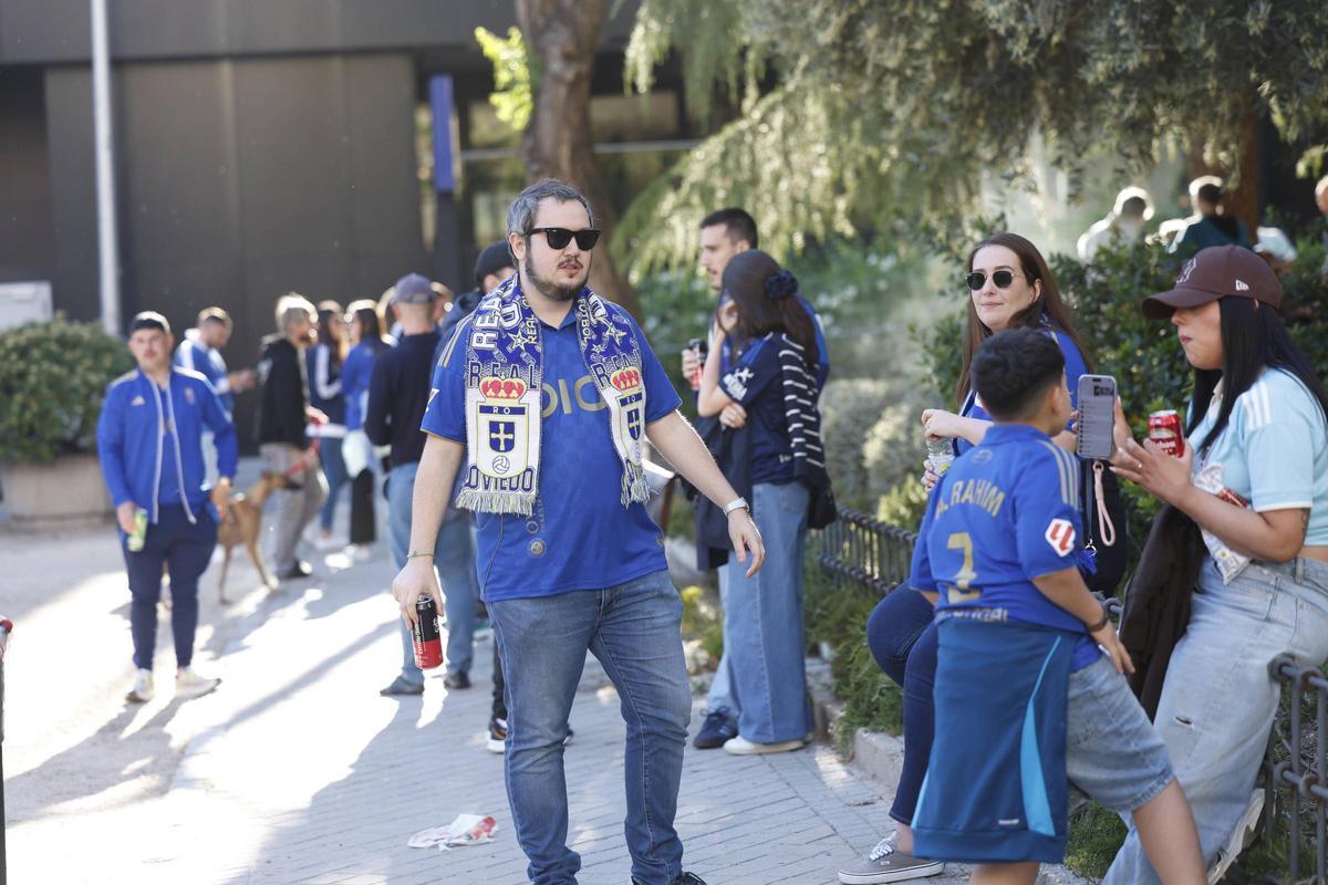 En imágenes: El oviedismo tiñe Madrid de azul en una previa muy asturiana
