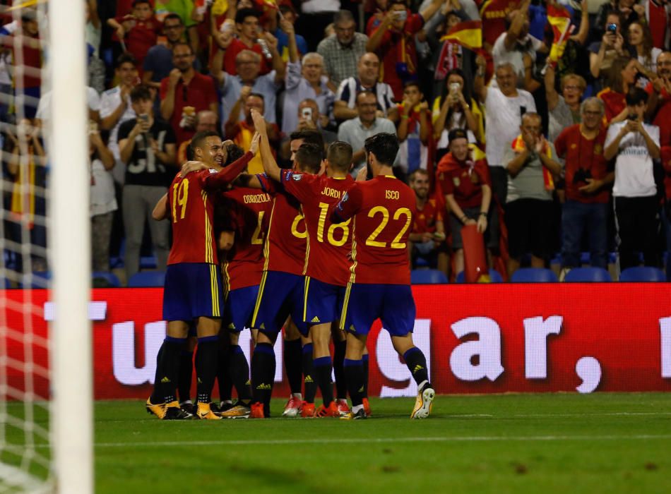 Los jugadores de La Roja celebran un gol