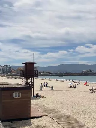 Los primeros socorristas llegan a las playas de Sanxenxo el viernes, doce días después de lo previsto