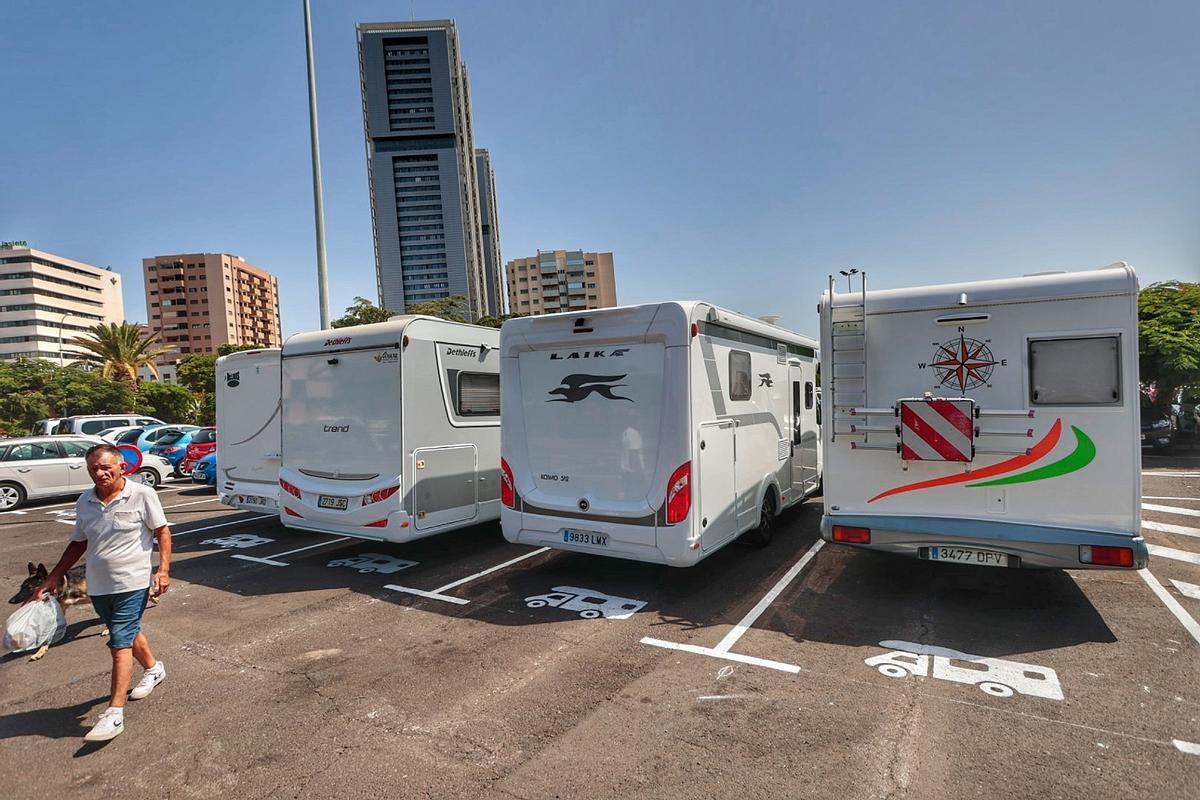 Plazas de aparcamientos para autocaravanas en la explanada del Parque Marítimo, en Santa Cruz.
