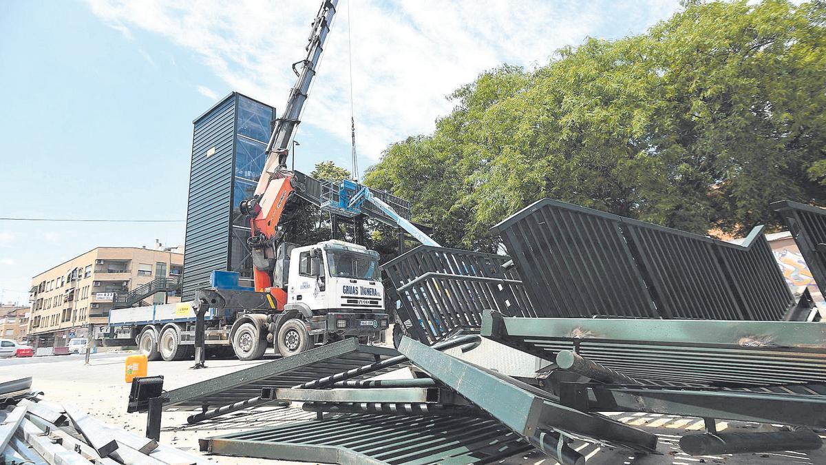 Obras para desmontar la pasarela peatonal.