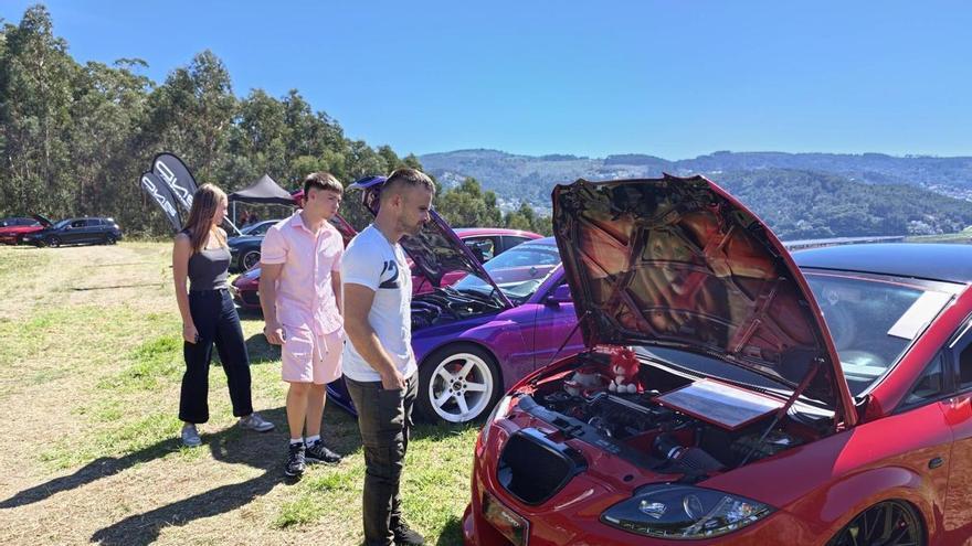 Amantes del motor reúnen casi 400 coches en el mirador de Domaio