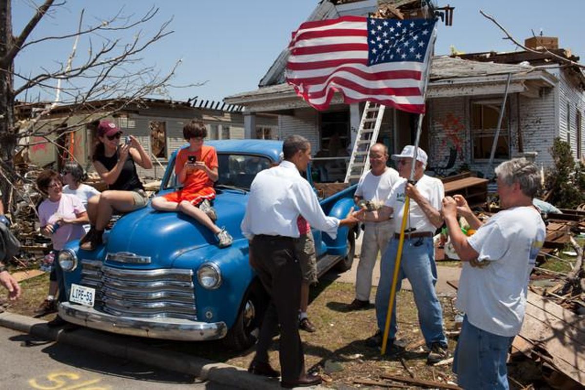 Obama visita la localitat de Joplin (Missouri) després d’un devastador tornado i parla amb un afectat el 29 de maig del 2011.