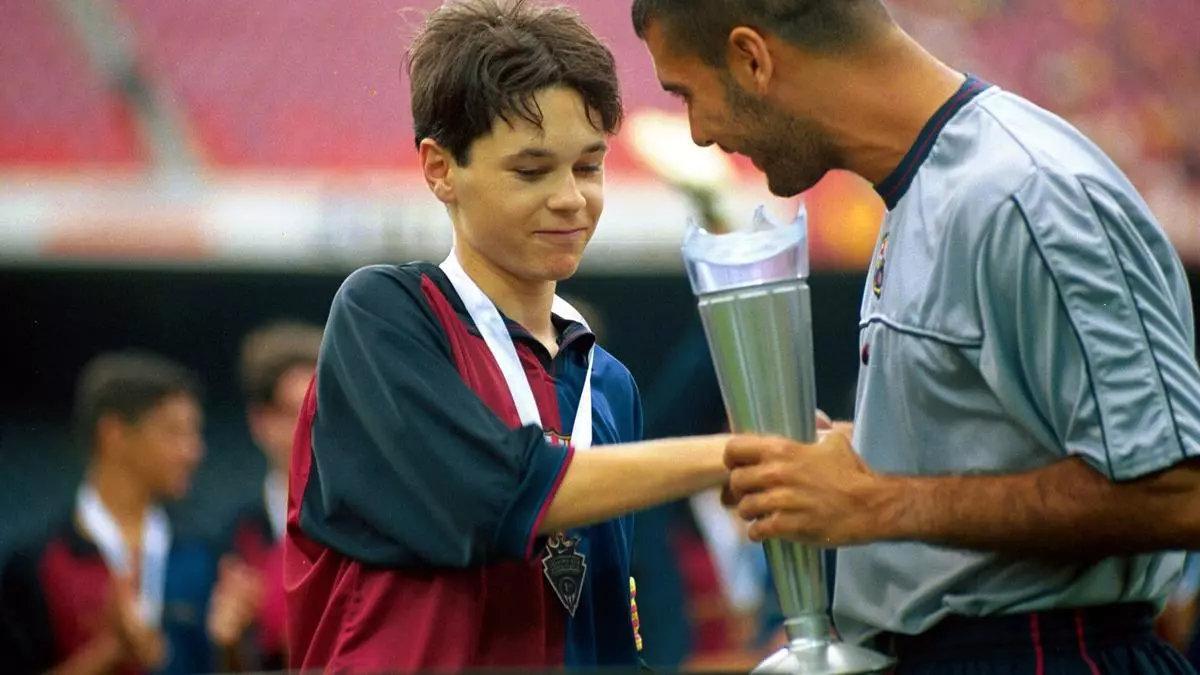 Pep Guardiola entrega el trofeo de la Nike International Premier Cup a un jovencísimo Andrés Iniesta, en 1999.