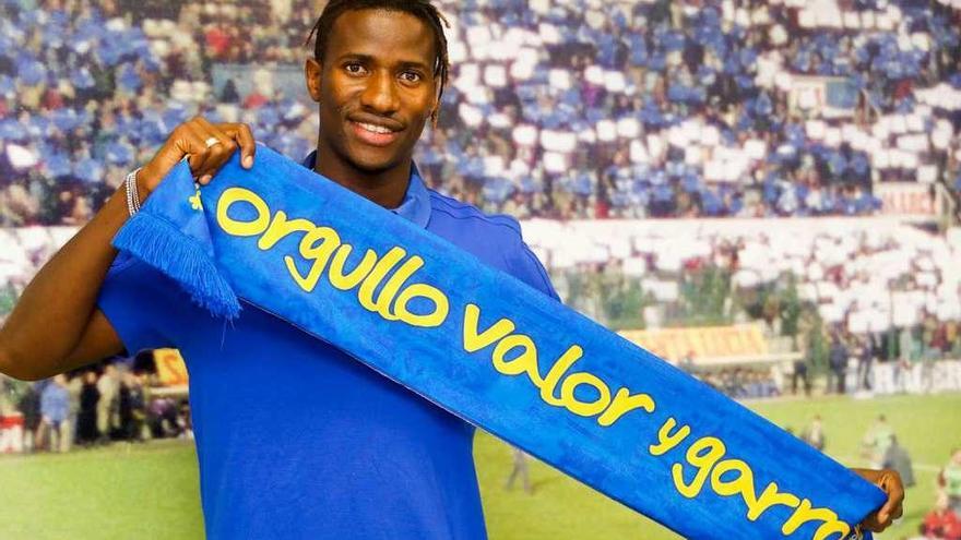 Ibrahima Baldé, ayer por la tarde, con una bufanda del Oviedo, tras ser anunciado como séptimo fichaje azul.