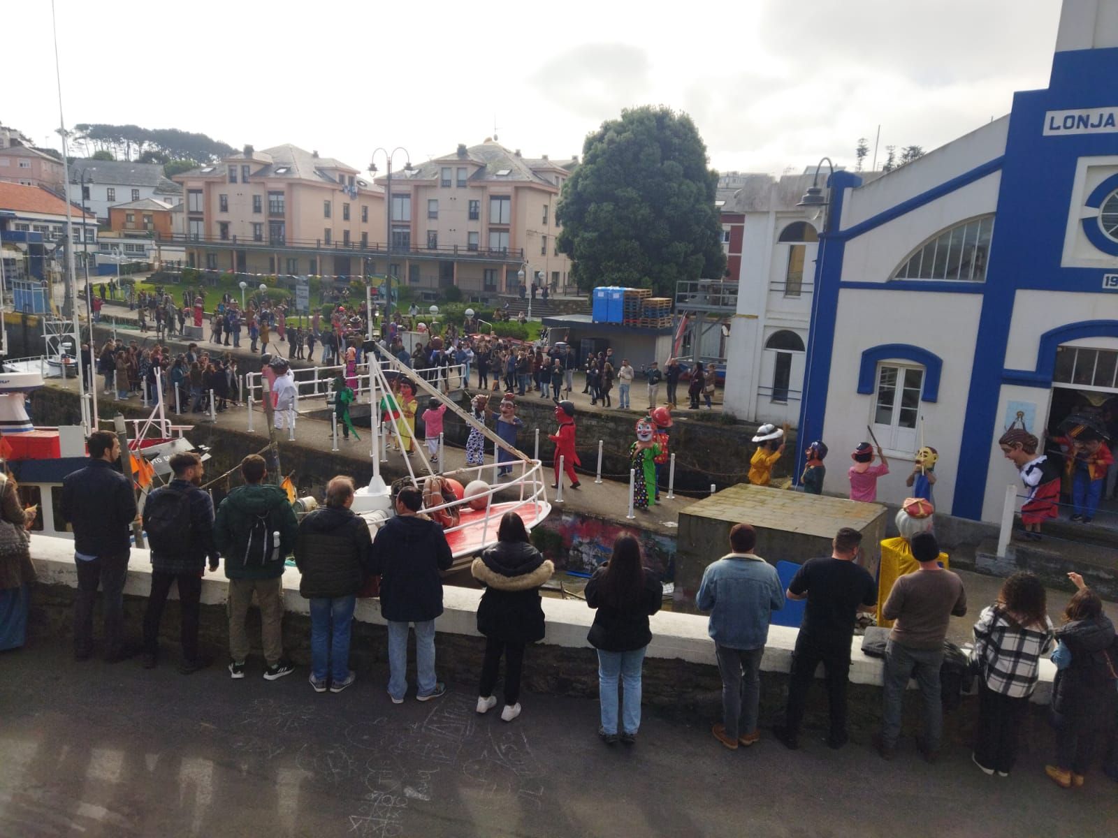 En imágenes: Rodaje de la nueva serie de Netflix en Puerto de Vega