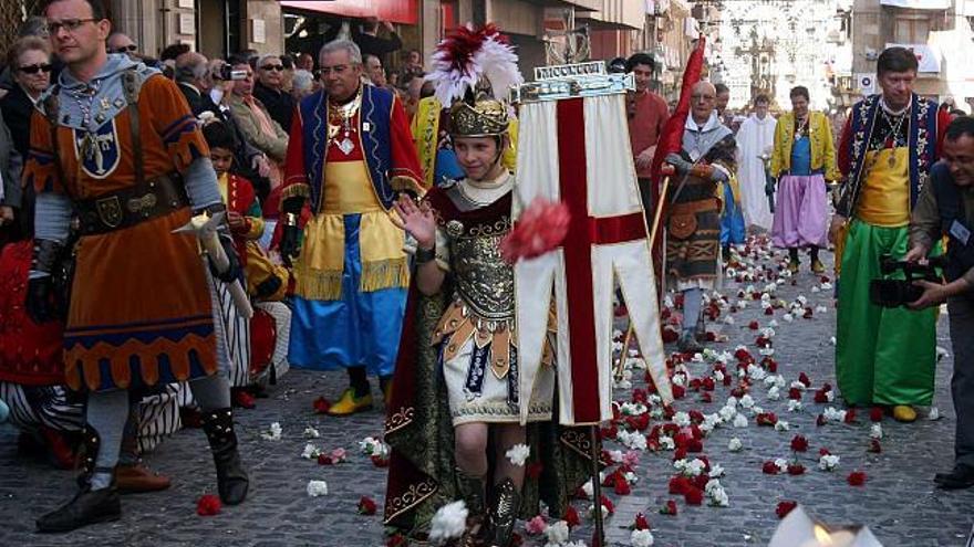 El niño Sant Jordiet caminó sobre una alfombra de flores a su paso por la calle San Lorenzo, recibiendo el calor del numeroso público asistente