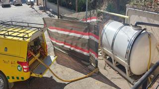Santa Coloma aprovecha ya 15.000 litros diarios de agua que brota de la fuga del barrio de Les Oliveres