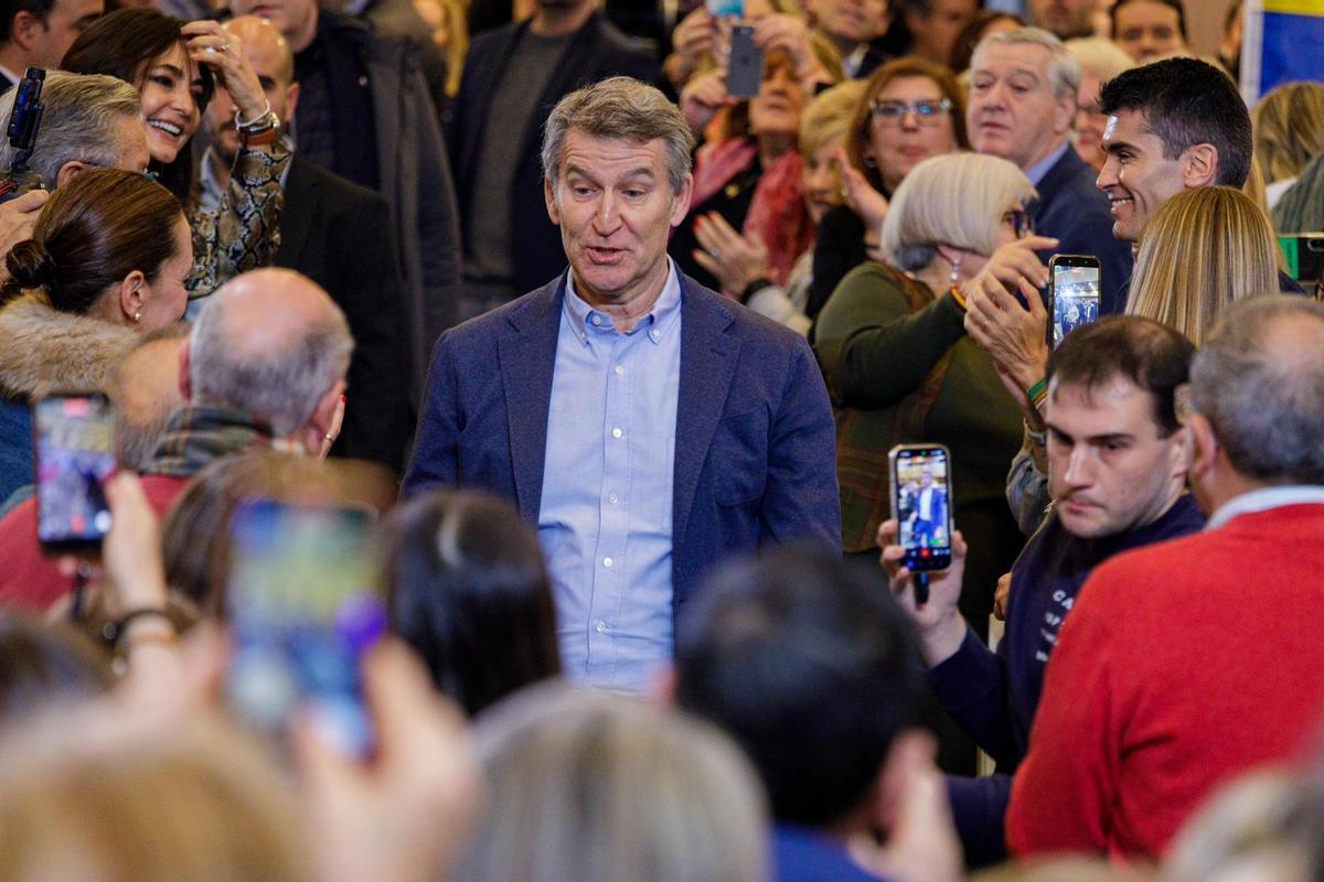 Alberto Núñez Feijóo entra en el salón del congreso del PP.