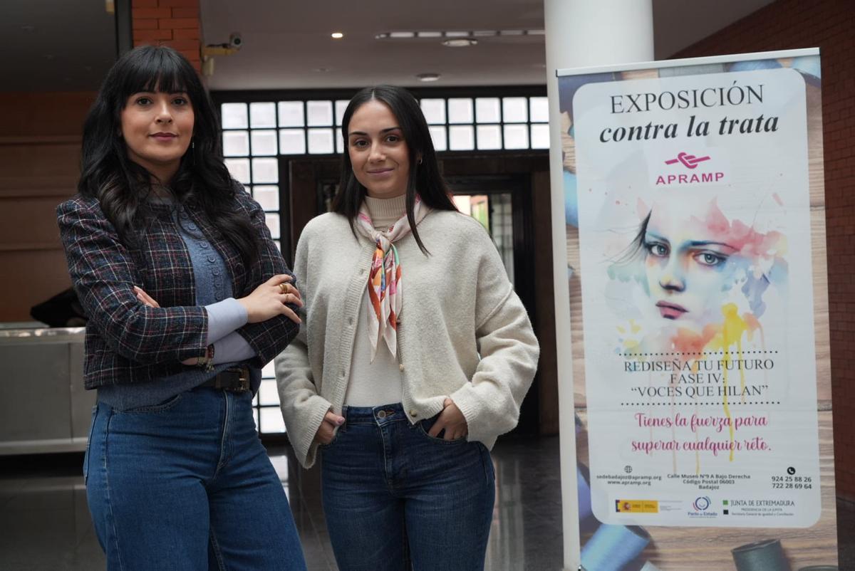 Sara Fernández, trabajadora social, y Laura Espino, psicóloga de APRAMP Extremadura.