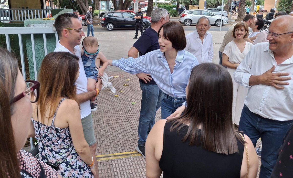 Diana Morant saluda al pequeño Luca y a sus padres