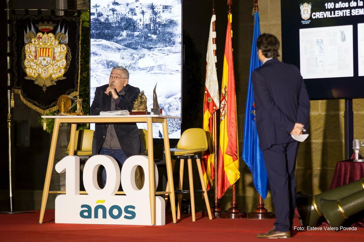 La revista "Crevillente Semana Santa" del Centenario se presentó en la plaza de la Constitución
