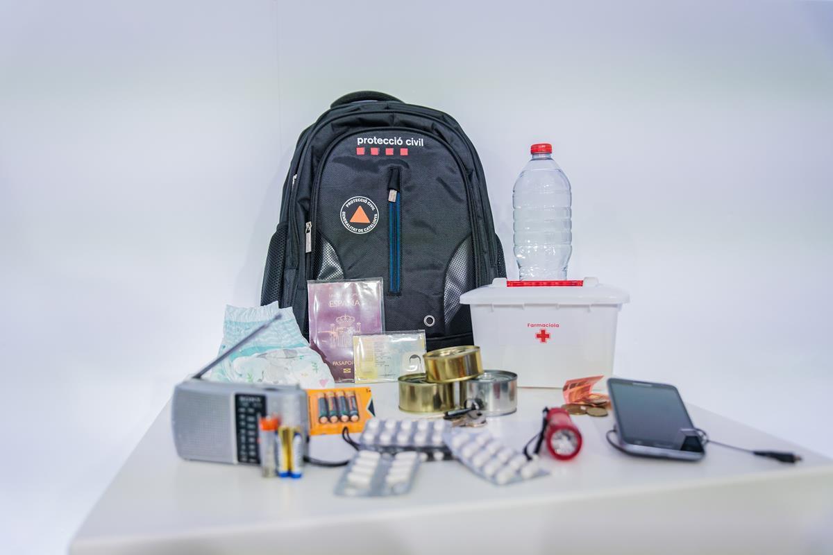 Es recomana tenir el kit d'emergències en una motxilla a prop de la porta d’entrada de casa.