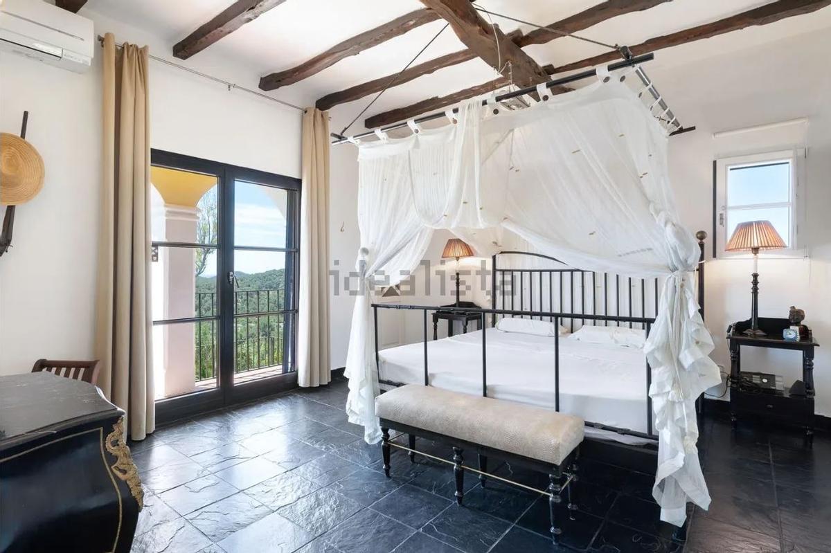 Una villa del siglo XVIII con una campana de capilla original sale a la venta en Ibiza