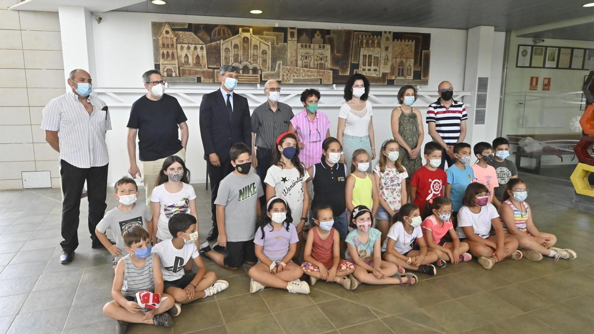 Un grupo de escolares, los primeros en conocer la obra.