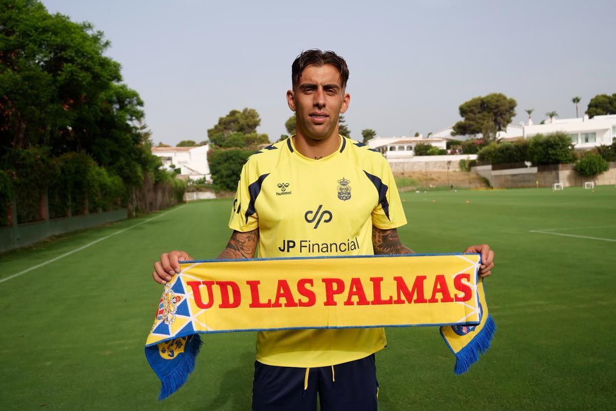 Jefté posa en Marbella con la bufanda de la UD Las Palmas
