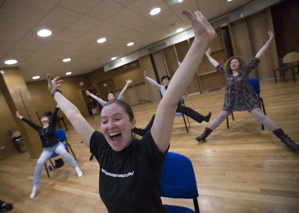 Bailarines de la compañía neoyorquina de Mark Morris imparten una clase en Oviedo para mejorar el equilibrio y la flexibilidad de enfermos con temblores