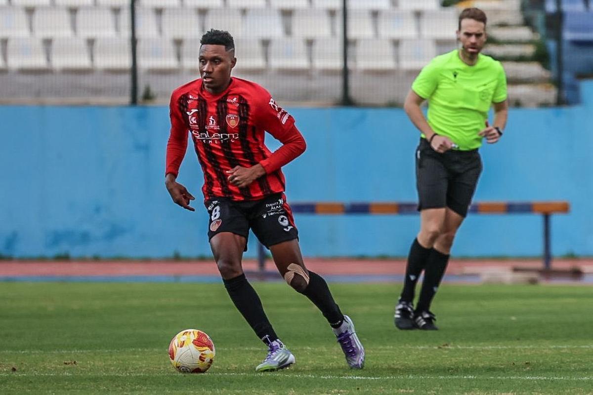 Lance del encuentro entre el Melilla y Salerm Puente Genil.