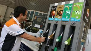 Hisenda vol equiparar el tribut del dièsel al de la gasolina